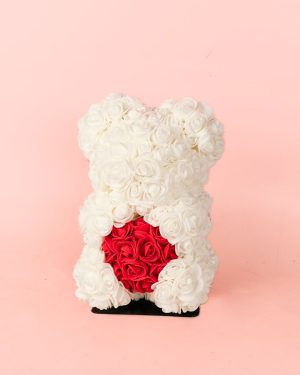 Oso de flores blancas y corazon rojo