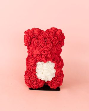 Oso de flores rojas y corazon blanco